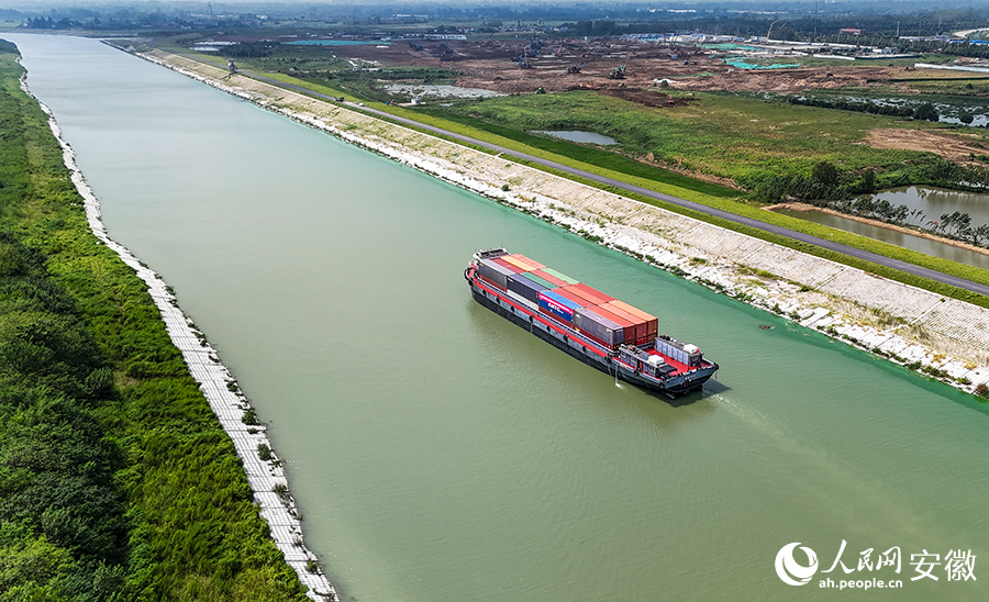 貨船行駛在江淮運河上。人民網記者 苗子健攝