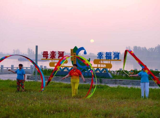 居民在口袋公园运动健身。葛娴雅供图