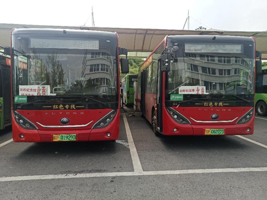 红色公交车。泾县交运局供图