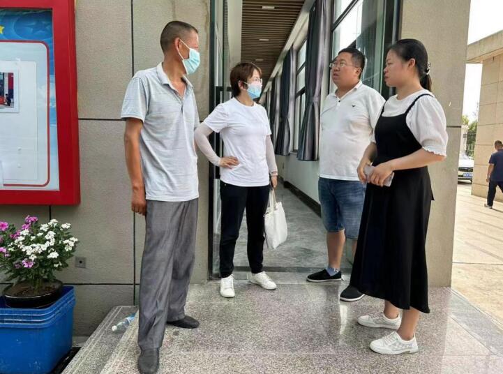 胡静（左二）送李广球（左一）入职世倾环保