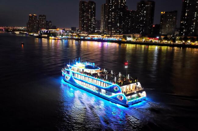 “水晶孔雀”号游轮夜间行驶在芜湖市十里江湾。包严 供图