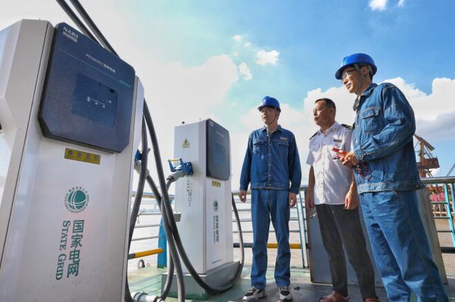 芜湖供电公司人员在芜湖游轮码头检查港口岸电设备。包严 供图