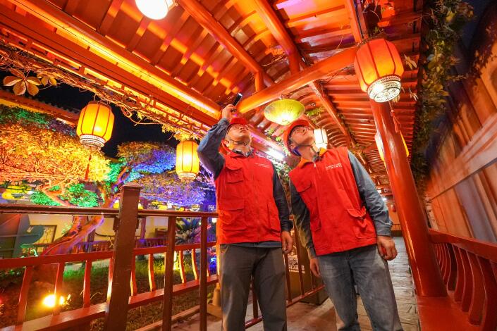 芜湖供电公司人员来到芜湖方特欢乐世界开展夜间用电隐患巡视。包严 供图
