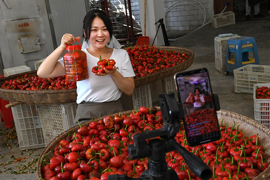 8月22日，漫水河镇李家河村合作社，女主播正在直播带货。吴悦摄