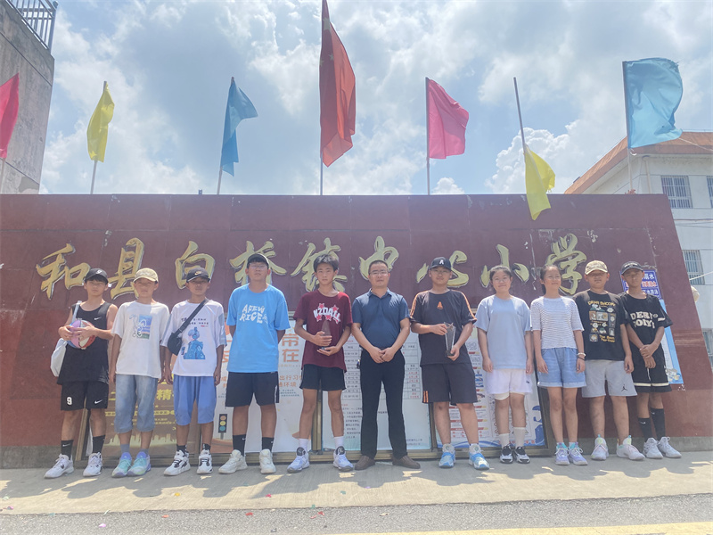 和县白桥镇中心小学热烈欢迎篮球队队员们凯旋。和县白桥镇中心小学供图