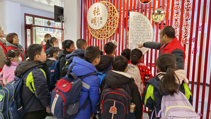图为志愿者带领留守儿童参观张明好人工作室。