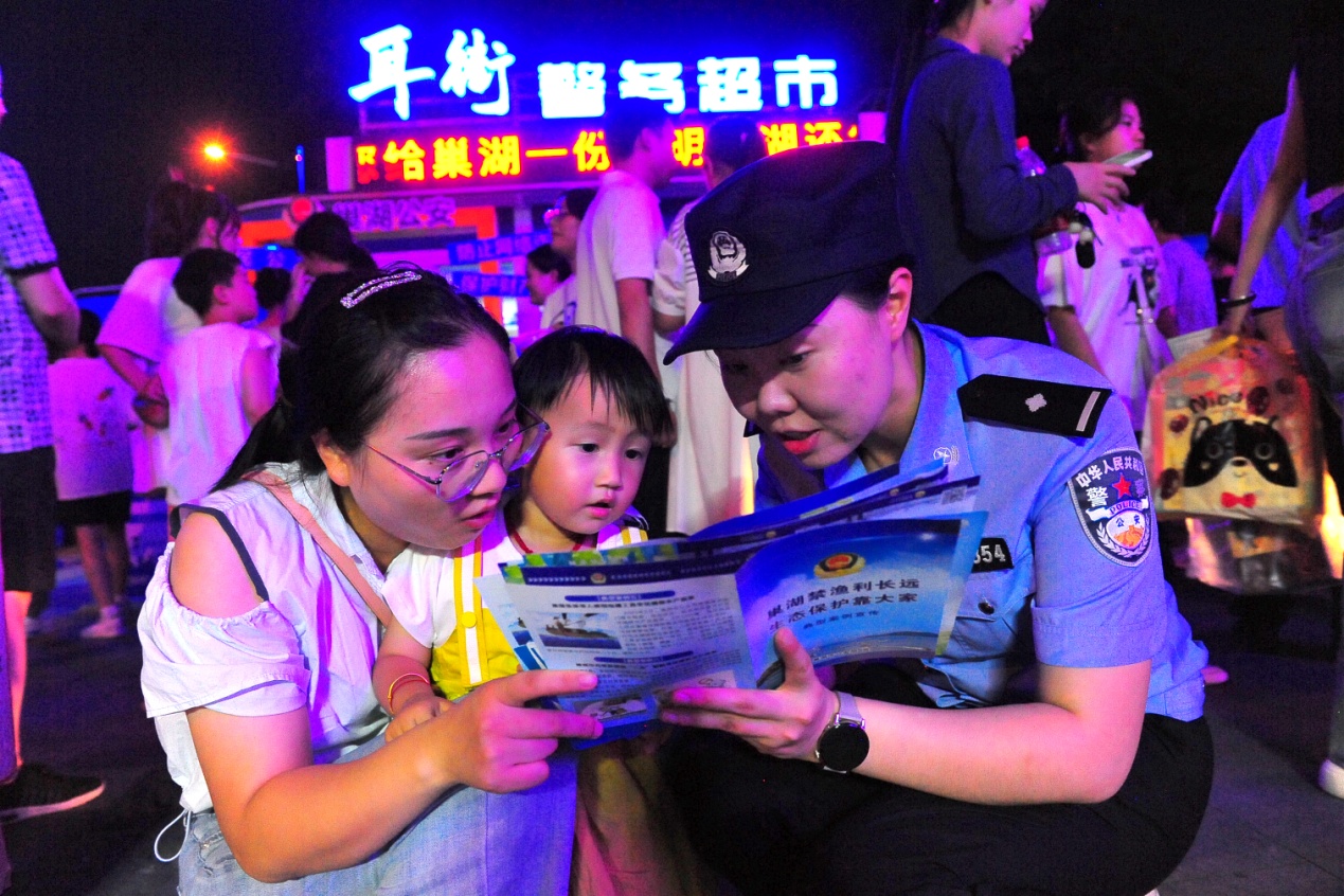 向市民宣传讲解生态保护知识。