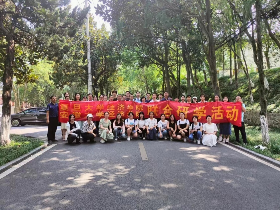 师生实践调研团队合影。