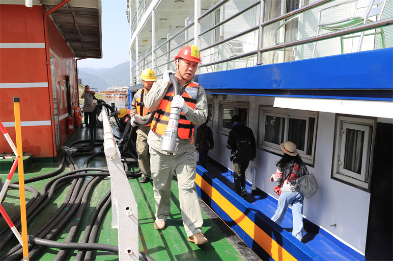 國網宜昌供電公司岸電運維服務人員為游輪接通岸電。李治飛攝