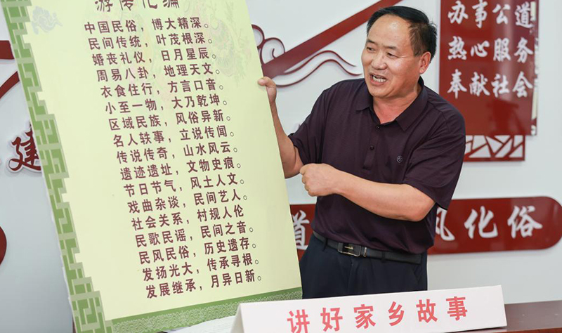 尤传化在传化讲堂上为乡亲们讲述灵璧民谣。人民网记者 张俊摄