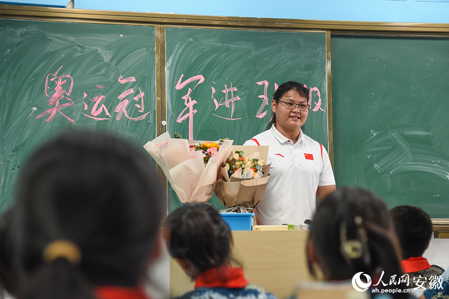 孟苏平走进教室,为同学们带来“开学第一课”。人民网记者 李希蒙摄
