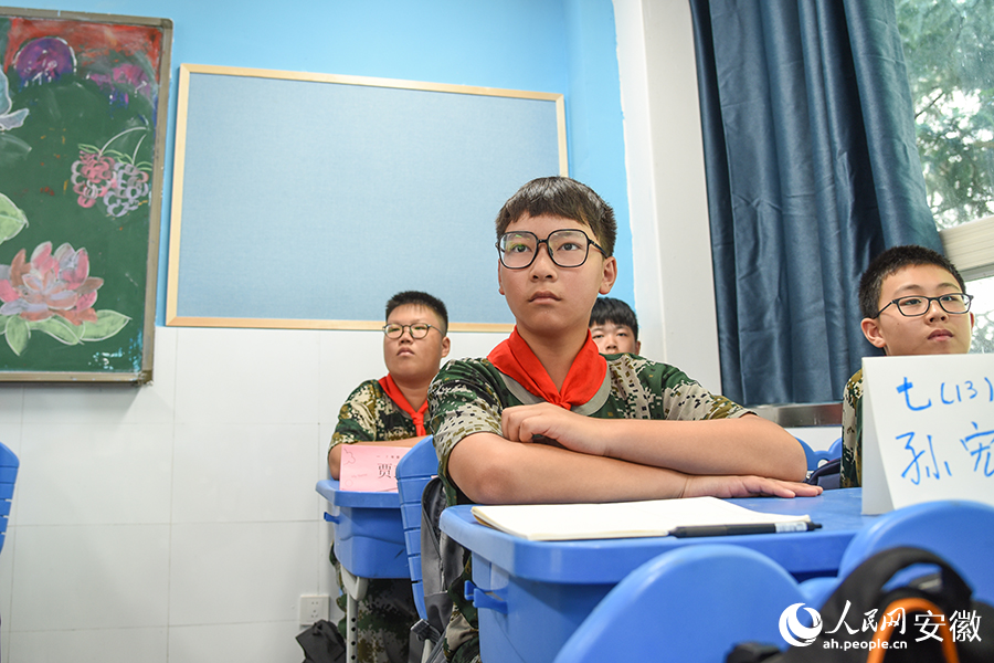 新生认真聆听“开学第一课”。人民网记者 李希蒙摄