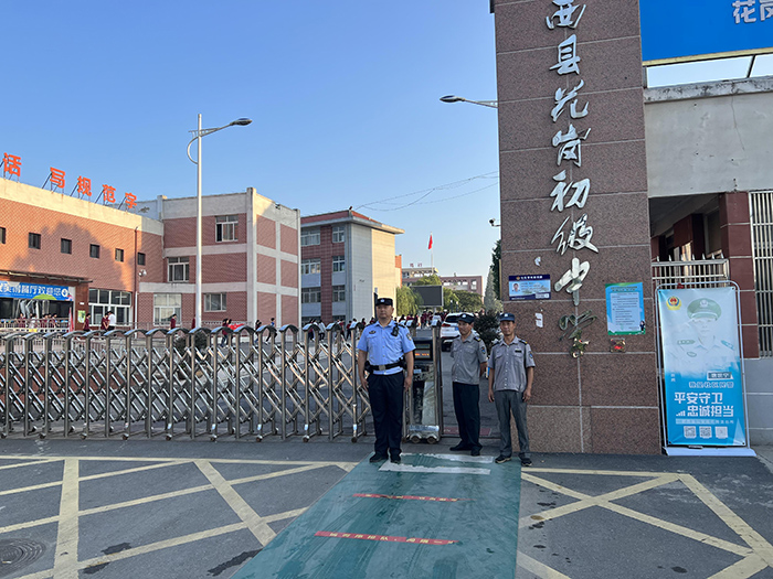 9月1日清晨，花岗派出所全警7点前到位，站好“护学岗”