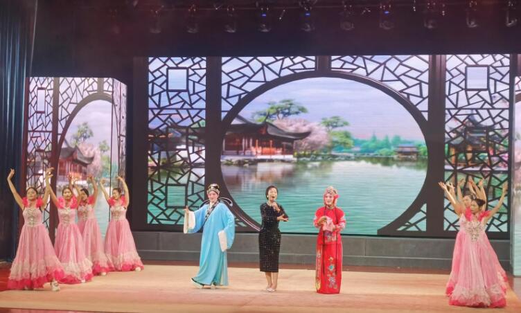 戲曲名家在表演二夾弦。