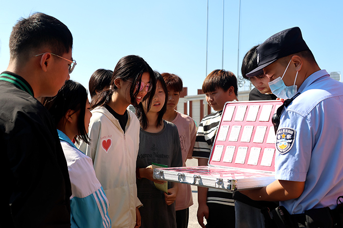 在颍上县鲁口镇中心学校，民警向同学们展示毒品仿真模型。 沈云鹏摄