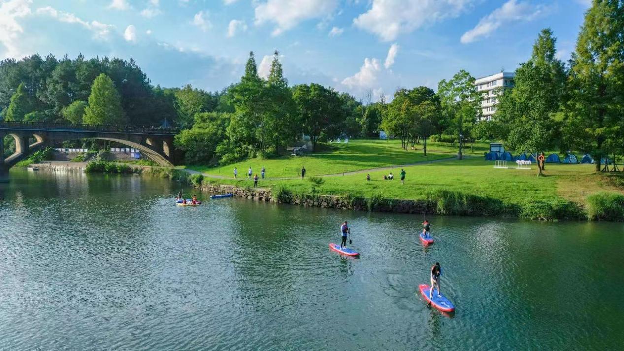 休寧縣齊雲山橫江槳板沖浪。齊雲山風景區供圖