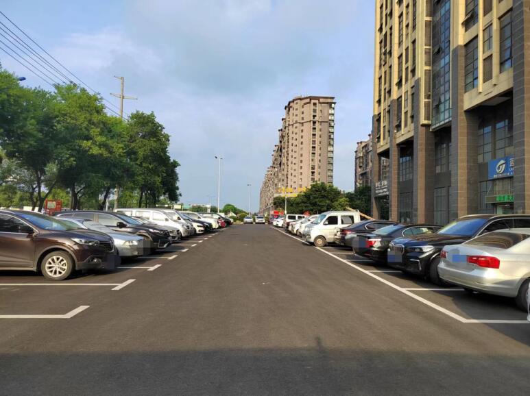 道路提质升级扩建停车泊位。王友唐摄