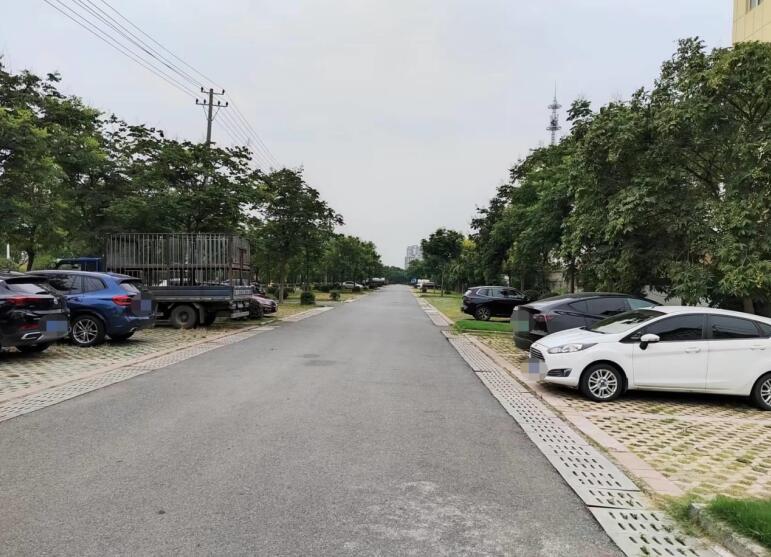 规划建设大型停车场。王友唐摄