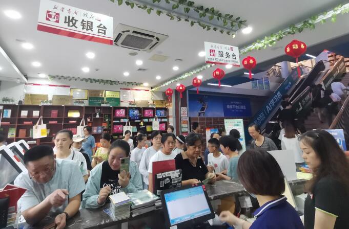 滁州圖書城排隊購書的讀者。安徽新華發行集團供圖