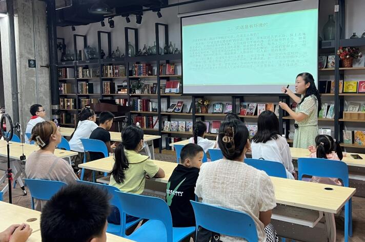 蚌埠延安路店邀請安徽省特級教師為讀者開講座。安徽新華發行集團供圖