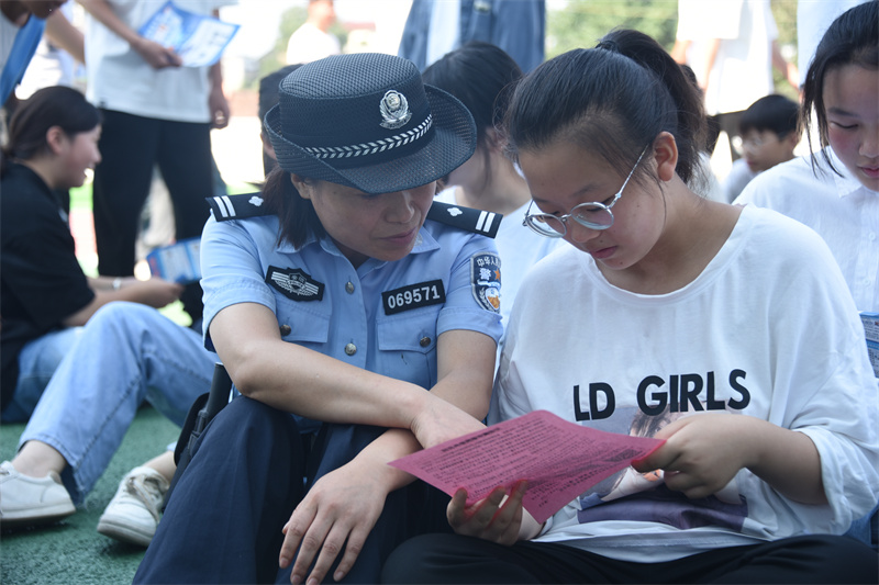 向在校軍訓學生講解電信詐騙防范常識。渦陽公安供圖