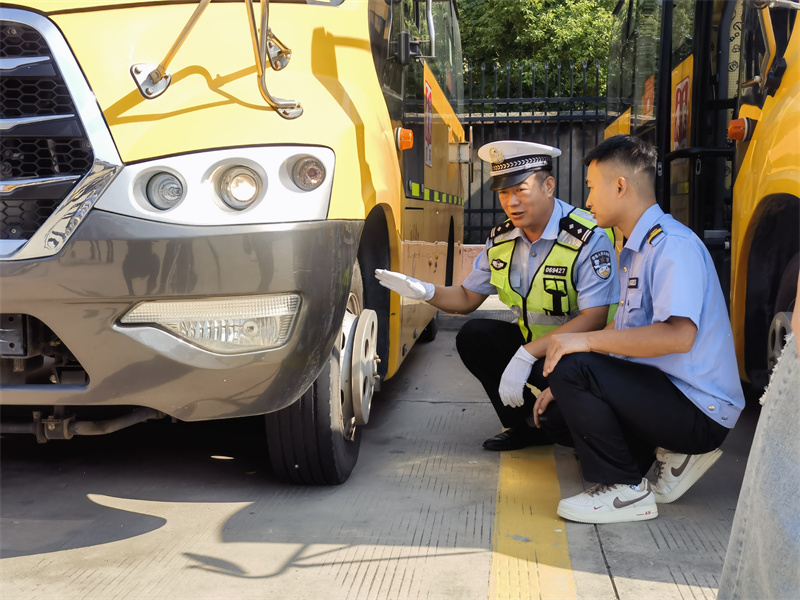檢查校車安全。渦陽公安供圖