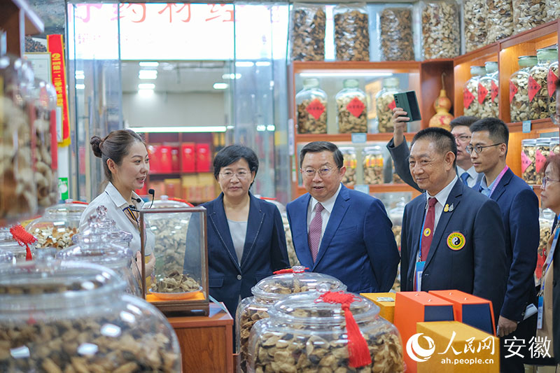 亳州市领导和与会嘉宾参观中药材交易市场。人民网记者 王晓飞摄