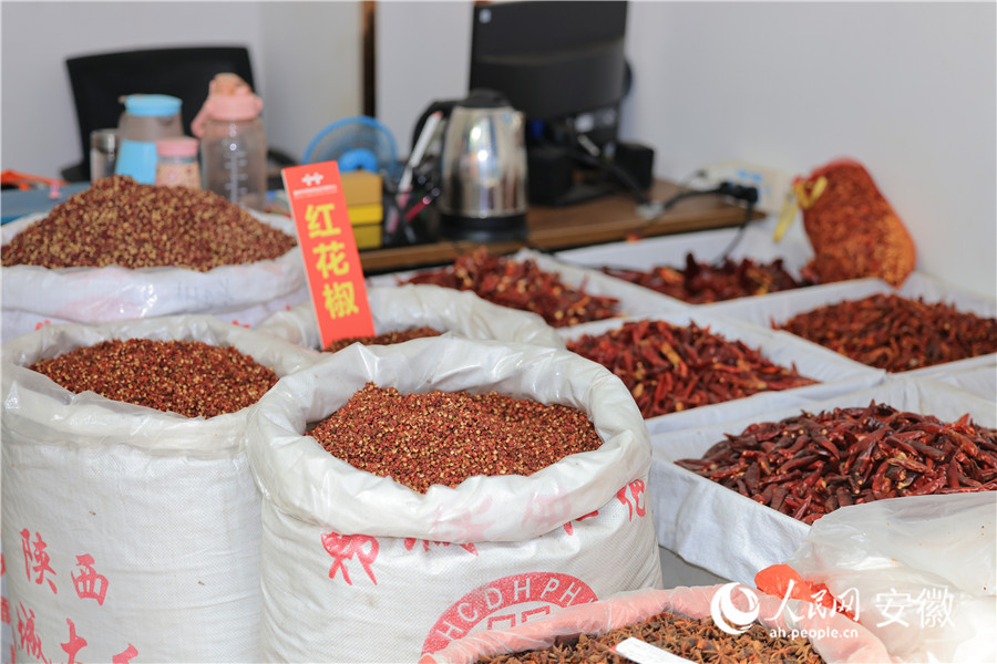 销售的香料。人民网记者 王晓飞摄