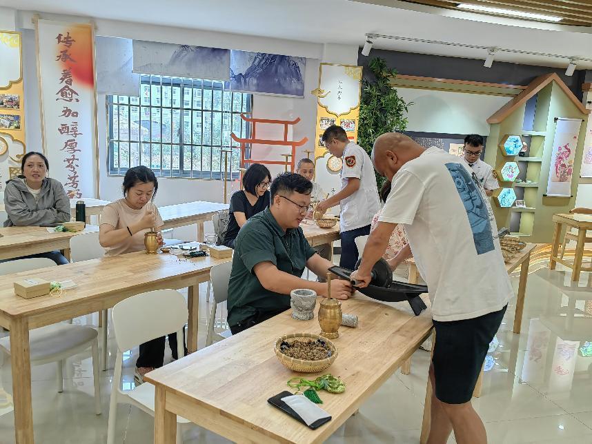 制作中草药香包。琅琊区文旅局供图