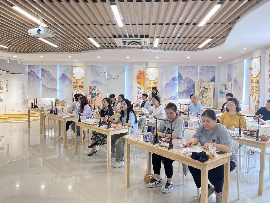 绘制凤画团扇。琅琊区文旅局供图