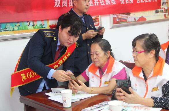 合肥公交志願者進社區教老人用手機操作“合肥智慧公交”APP。