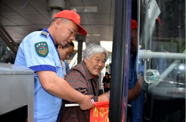 全國勞動模范夏力率“力哥”志願服務隊成員經常利用休息時間到公交樞紐站開展助老志願服務活動。