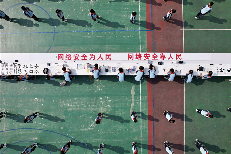 03   在2023年定远县网络安全宣传周启动仪式上，定远县组织100名小学生代表共绘网络安全宣传周宣传长卷