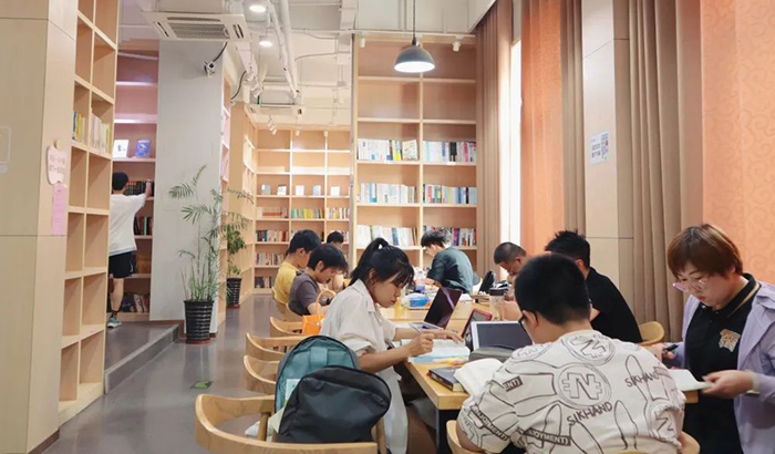 市民在蜀山区城市阅读空间畅享阅读时光。蜀山区委宣传部供图