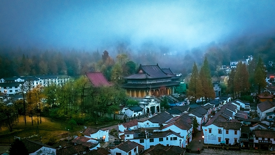 九華山漫上雲霧。李曉白供圖