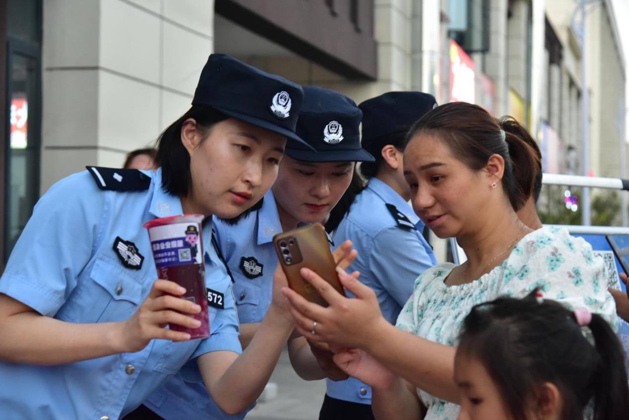 全民學反詐，民警送奶茶。當涂縣公安局供圖