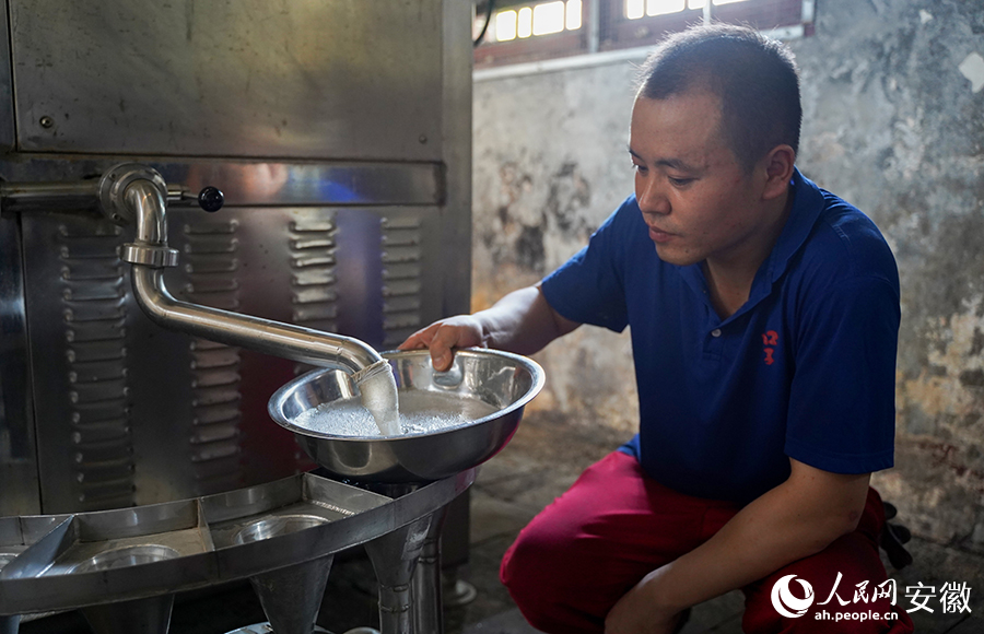 酿酒师傅根据酒花状态实时掌握原酒蒸馏情况。人民网记者 王锐摄