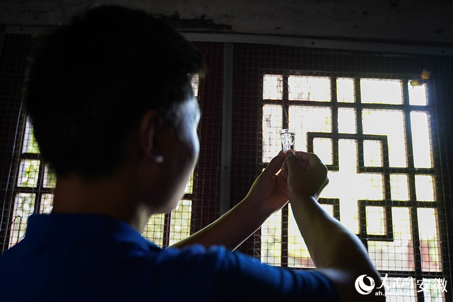 师傅正在查看刚刚酿造好的原酒。人民网记者 王锐摄