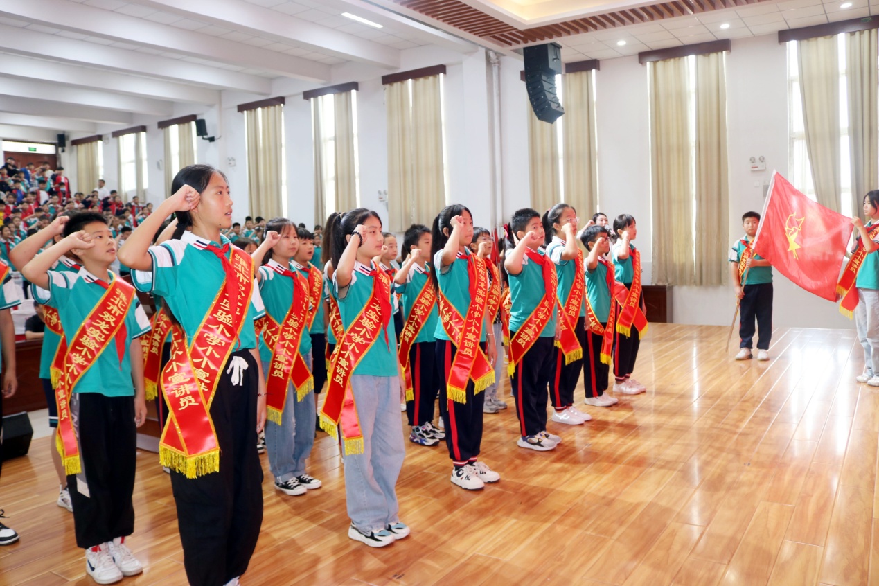 重温入队誓词。杜集区委宣传部供图