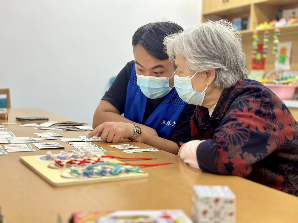 工作人員開展日常照料。淮海實業集團供圖