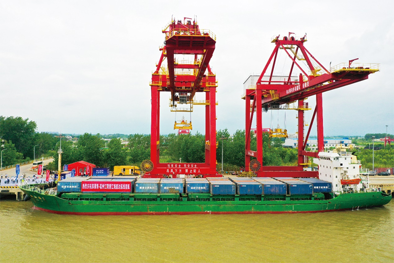 郑蒲港正在装运集装箱的货轮。郑蒲港新区管委会供图。