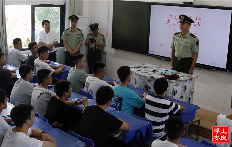 9月1日，野寨中學新學期新開設的國防科技育英班，駐地武警官兵為學子們開講第一課。儲永志攝