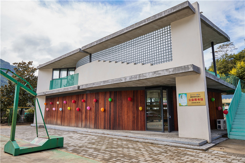 已经建成并投入使用的全国首家“银联诗歌POS机”公益图书馆。人民网记者 李希蒙摄