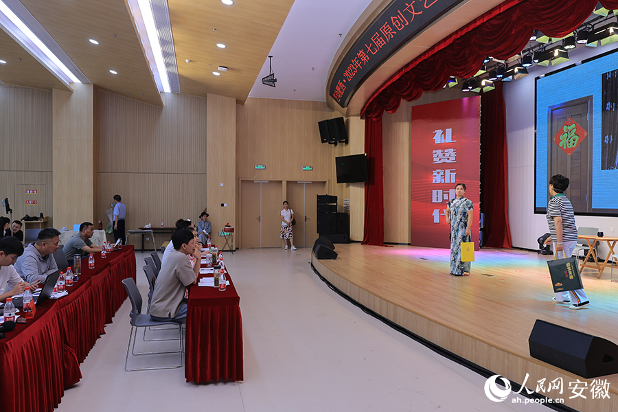 小品《中彩票風波》。人民網記者 王曉飛攝