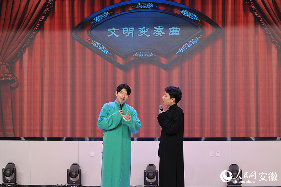 相聲《文明變奏曲》。人民網記者 王曉飛攝