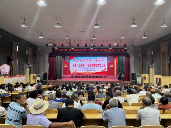 颍东“红剧场”首场文艺汇演走进插花镇。王锐摄