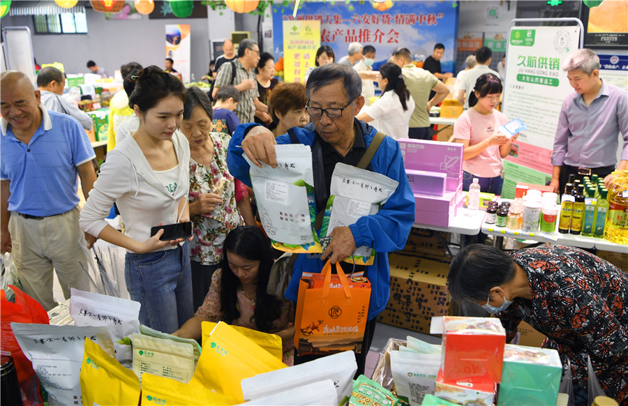苏州市民在供销大集上购买六安市山区土特产。陈力摄