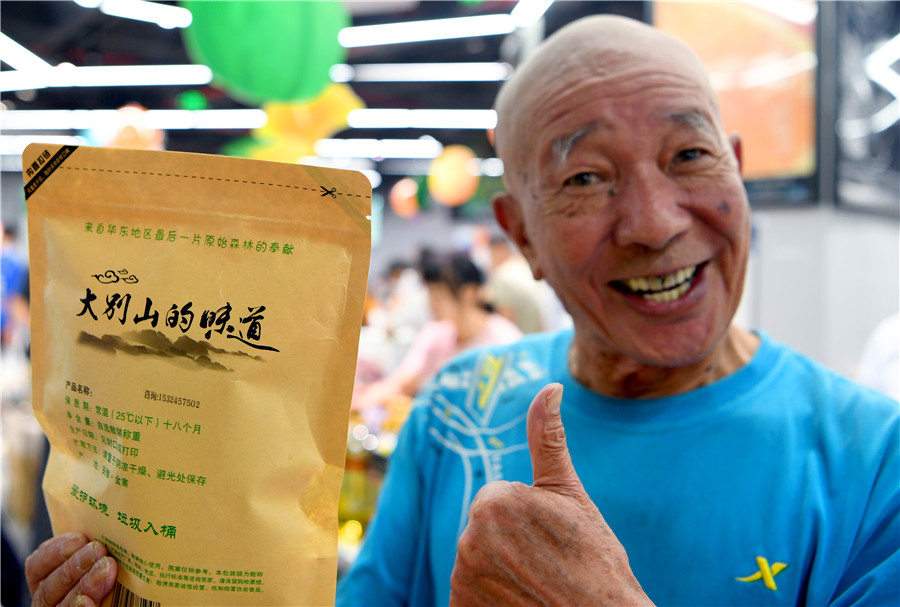 一名苏州市民对大别山区的土特产赞不绝口。陈力摄