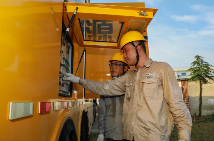 肥东县供电公司开展不停电作业。陈海东供图