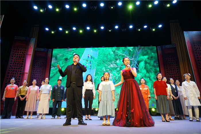 精心编排的开场演出感动了现场观众。涡阳县委宣传部供图